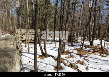 I resti di un granito abbandonati fondazione risalgono al XIX secolo - XX secolo insediamento di montagna nella foresta di Pawtuckaway St Foto Stock