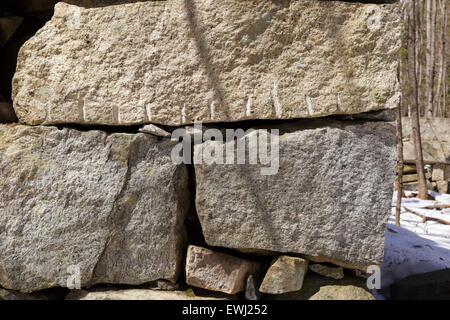 I resti di un granito abbandonati fondazione risalgono al XIX secolo - XX secolo insediamento di montagna nella foresta di Pawtuckaway St Foto Stock