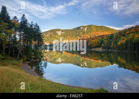 Dixville tacca - Lago Gloriette in Dixville, New Hampshire USA durante i mesi autunnali. I balsami Grand Resort è in vista Foto Stock