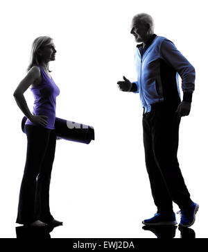 Una coppia caucasica senior esercizi di fitness in silhouette silhouette studio isolato su sfondo bianco Foto Stock