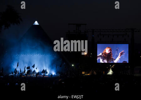 Festival di Glastonbury, Somerset, Regno Unito. Il 26 giugno, 2015. Il 26 giugno 2015, England Regno Unito. Firenze + la macchina in primo piano la fase della piramide il venerdì notte del festival di Glastonbury 2015 dopo un programma rivisto a causa della cancellazione dei Foo Fighters. Credito: Francesca Moore/Alamy Live News Foto Stock