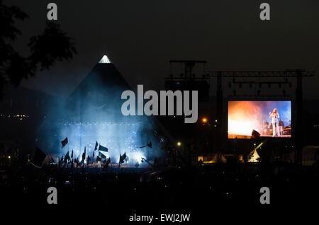 Festival di Glastonbury, Somerset, Regno Unito. Il 26 giugno, 2015. Il 26 giugno 2015, England Regno Unito. Firenze + la macchina in primo piano la fase della piramide il venerdì notte del festival di Glastonbury 2015 dopo un programma rivisto a causa della cancellazione dei Foo Fighters. Credito: Francesca Moore/Alamy Live News Foto Stock