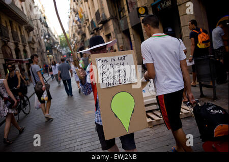 Barcellona, in Catalogna, Spagna. Il 26 giugno, 2015. Nel centro cittadino di Barcellona un uomo vestito da Don Chisciotte porta una protezione in cartone in cui può essere letto uno slogan (questo non è il turismo di massa invasione straniera) contro il turismo di massa il 26 giugno, 2015. Protesta contro il turismo di massa sono in aumento nella città di Barcellona, questo problema è elencato come una priorità nel nuovo consiglio del sindaco Ada Colau. © Jordi Boixareu/ZUMA filo/Alamy Live News Foto Stock