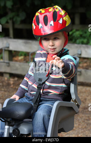 Ragazzo sulla bicicletta Seggiolino per bambini Foto Stock