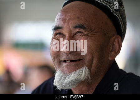 Il ritratto di un vecchio uigura uomo in Hejing county, Xinjiang Uyghur Regione autonoma, northhwest Cina il 11 giugno 2015. Foto Stock