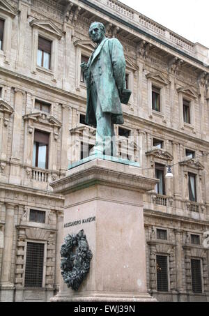 Alessandro Manzoni statua in Milano, Italia Foto Stock