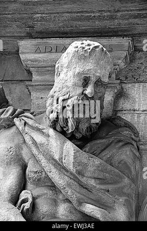 Statua all'ingresso dell'edificio Omenoni in Milano, Italia Foto Stock