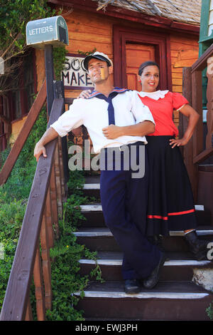 Popeye The Sailor Man e Olive Oil al Popeye Village aka Sweethaven Village (set di film del 1980 musical 'Popeye' ora parco a tema) a Mellieha, Malta Foto Stock