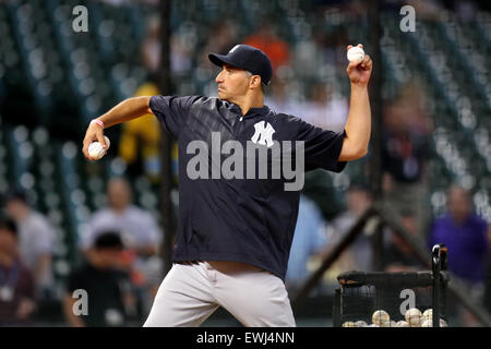 Houston, TX, Stati Uniti d'America. Il 26 giugno, 2015. Ex New York Yankees pitcher Andy Pettite lancia palle di Yankees pastelle durante la pratica di ovatta prima della MLB baseball gioco tra Houston Astros e i New York Yankees dal Minute Maid Park a Houston, TX. (Obbligatorio credito: Erik Williams/CSM) Credito: csm/Alamy Live News Foto Stock