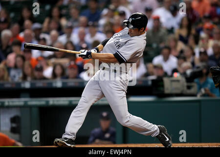 Houston, TX, Stati Uniti d'America. Il 26 giugno, 2015. New York Yankees diritto fielder Garrett Jones (33) oscilla e colpisce un pop fly per un fuori durante la MLB baseball gioco tra Houston Astros e i New York Yankees dal Minute Maid Park a Houston, TX. (Obbligatorio credito: Erik Williams/CSM) Credito: csm/Alamy Live News Foto Stock