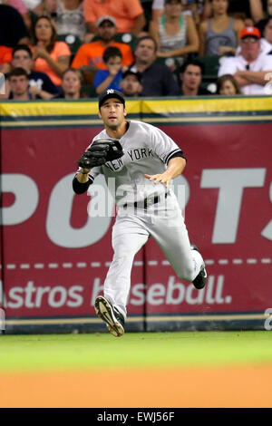 Houston, TX, Stati Uniti d'America. Il 26 giugno, 2015. New York Yankees diritto fielder Garrett Jones (33) insegue giù per una sfera a Mosca per un fuori durante la MLB baseball gioco tra Houston Astros e i New York Yankees dal Minute Maid Park a Houston, TX. (Obbligatorio credito: Erik Williams/CSM) Credito: csm/Alamy Live News Foto Stock