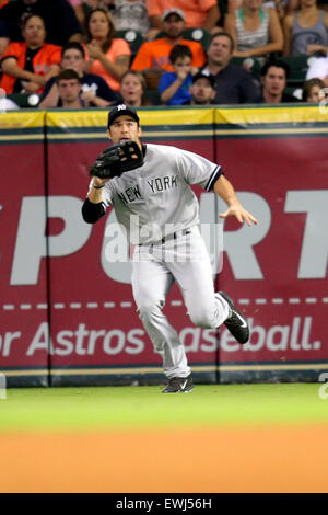 Houston, TX, Stati Uniti d'America. Il 26 giugno, 2015. New York Yankees diritto fielder Garrett Jones (33) insegue giù per una sfera a Mosca per un fuori durante la MLB baseball gioco tra Houston Astros e i New York Yankees dal Minute Maid Park a Houston, TX. (Obbligatorio credito: Erik Williams/CSM) Credito: csm/Alamy Live News Foto Stock