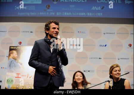 Tokyo, Giappone. Il 26 giugno, 2015. Direttore francese Eric Lartigau e francese attrice e cantante Louane Emera partecipare a stage saluto durante il Film Festival 2015 a Yurakucho Asahi Hall il 26 giugno 2015 a Tokyo, Giappone. © Hiroko Tanaka/ZUMA filo/Alamy Live News Foto Stock