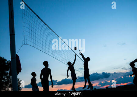 Partita di pallavolo sulla spiaggia. Foto Stock