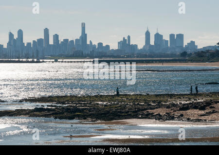 Melbourne skyline della città che si vede attraverso Port Phillip Bay Foto Stock