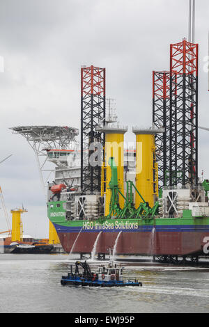 Recipiente di costruzione, "Innovazione", che porta pezzi di transizione in Eemshaven destinate al gode del parco eolico offshore in Germania Foto Stock