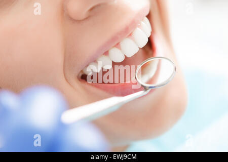 Close-up di donna con i suoi denti esaminati Foto Stock