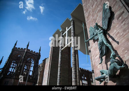 Colpo esterno della nuova Cattedrale Coventry Foto Stock