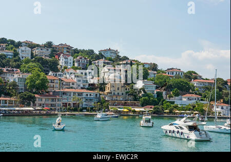 Vista dei principi rurale isola di Kinaliada hillside con lussuose abitazioni sulla costa Foto Stock