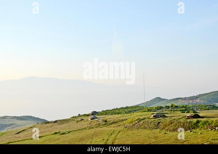 Bunker vicino al confine della Macedonia, in Albania, Maggio 25th, 2009. Foto Stock