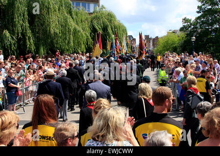 Guildford, Surrey, Regno Unito. Il 27 giugno, 2015. Forze armate parata del giorno in Guildford High Street. Forze armate veterani marciando a Guildford High Street che è stata chiusa per consentire a persone locali e la più ampia communuty per guardare la parata e grazie a tutti nelle forze armate Credito: Bruce McGowan/Alamy Live News Foto Stock