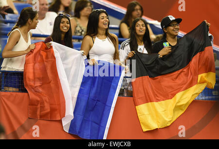 Montreal, Canada. Il 26 giugno, 2015. Tedesco e Francese sostenitore con bandiere prima della FIFA donne"s World Cup 2015 quarto di finale di partita di calcio tra la Germania e la Francia nello Stadio Olimpico di Montreal, Canada, 26 giugno 2015. Foto: Carmen Jaspersen/dpa/Alamy Live News Foto Stock