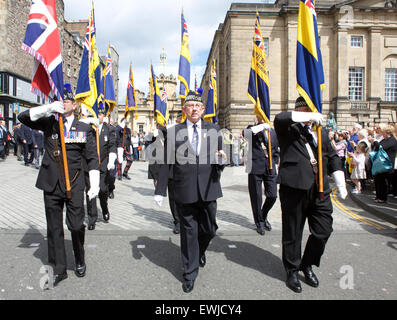 Edimburgo, Scozia, Regno Unito. Il 27 giugno, 2015. Oltre 500 i veterani hanno preso parte nelle forze armate Parade di Edimburgo, UK Credit: Richard Dyson/Alamy Live News Foto Stock