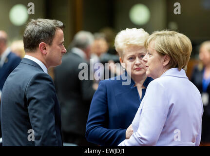 Bruxelles, Belgio, 25 giugno 2015. -- Il primo ministro lussemburghese Xavier Bettel (L) sta parlando con il Presidente lituano Dalia ra Grybauskait? (C) e il Cancelliere tedesco Angela Merkel (R) durante un'Unione europea Capo di Stato nel vertice UE sede del Consiglio. Foto: Thierry Monasse - nessun filo SERVICE - Foto Stock