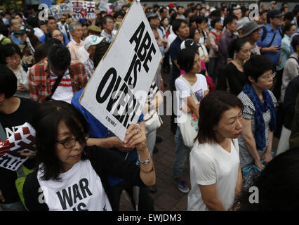 Tokyo, Giappone. Il 27 giugno, 2015. Manifestanti frequentare un rally contro la controversa legge di protezione in Tokyo, Giappone, 27 giugno 2015. Circa un migliaio di persone si sono radunate per la protesta. Credito: Stringer/Xinhua/Alamy Live News Foto Stock