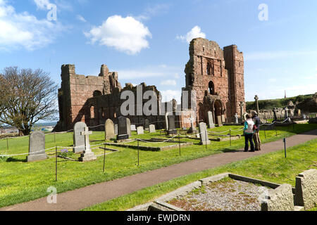 Rovine di Lindisfarne Priory, Isola Santa, Northumberland, England, Regno Unito Foto Stock