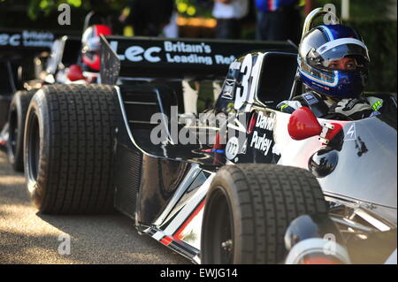 Goodwood, Chichester, Regno Unito. 26 giugno 2015 Historic F1 auto attendere nel paddock prima di correre su per la collina fino al Festival di Goodwood fo velocità. Il grande evento automobilistico attira migliaia di persone per la casa di Goodwood nel Sussex dove centinaia di moderni e vetture storiche partecipano in un hill climb Credito: Jonny bianco/Alamy Live News Foto Stock