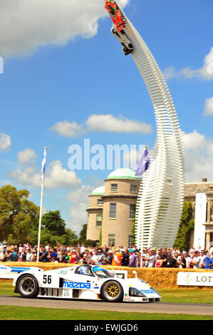 Goodwood, Chichester, Regno Unito. Il 26 giugno 2015 una Mazda passa la Mazda la scultura al Festival di Goodwood di velocità. Il grande evento automobilistico attira migliaia di persone per la casa di Goodwood nel Sussex dove centinaia di moderni e vetture storiche di partecipare in una salita ripida. Credito: Jonny bianco/Alamy Live News Foto Stock