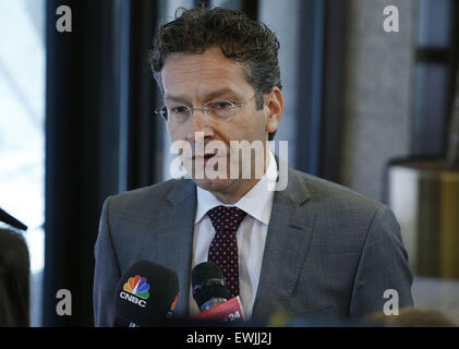 Bruxelles, Belgio. Il 27 giugno, 2015. Il presidente dell'eurogruppo Jeroen Dijsselbloem parla di media quando arriva in una zona euro i ministri delle finanze riunione di emergenza sulla situazione in Grecia a Bruxelles, Belgio, 27 giugno 2015. Credito: Voi Pingfan/Xinhua/Alamy Live News Foto Stock