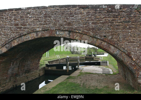 Aynho Weir lock sul canale di Oxford che ha un insolitamente ampia camera che alimenta la profonda Somerton blocco profondo Foto Stock