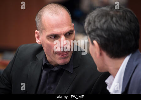 Bruxelles, BXL, Belgio. Il 27 giugno, 2015. Il Ministro greco delle finanze Yanis Varoufakis prima dell'Eurogruppo, i ministri delle finanze della moneta unica zona euro incontro sulla Grecia crisi alla sede centrale della Commissione europea in BrusselsAs Primo Ministro greco Alexis Tsipras spinge oggi per un referendum a scatto in Atene, zona euro i ministri delle finanze si incontrano di nuovo a Bruxelles per esaminare la sua richiesta di un'estensione della corrente bailout oltre il giugno 30. Credito: ZUMA Press, Inc./Alamy Live News Foto Stock