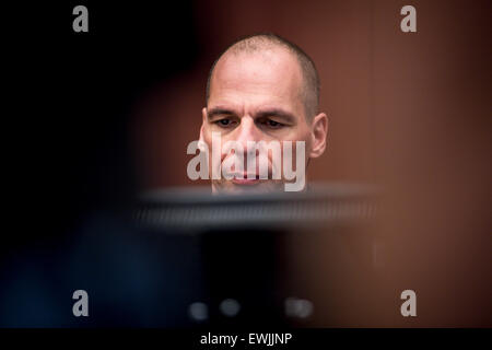 Bruxelles, BXL, Belgio. Il 27 giugno, 2015. Il Ministro greco delle finanze Yanis Varoufakis prima dell'Eurogruppo, i ministri delle finanze della moneta unica zona euro incontro sulla Grecia crisi alla sede centrale della Commissione europea in BrusselsAs Primo Ministro greco Alexis Tsipras spinge oggi per un referendum a scatto in Atene, zona euro i ministri delle finanze si incontrano di nuovo a Bruxelles per esaminare la sua richiesta di un'estensione della corrente bailout oltre il giugno 30. Credito: ZUMA Press, Inc./Alamy Live News Foto Stock