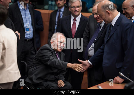 Bruxelles, BXL, Belgio. Il 27 giugno, 2015. Wolfgang Schauble, ministro federale tedesco delle finanze (C) agitare le mani con Pierre Moscovici, Commissario UE per gli affari economici e finanziari, la Fiscalità e unione doganale prima dell'Eurogruppo, i ministri delle finanze della moneta unica zona euro incontro sulla Grecia crisi alla sede centrale della Commissione europea a Bruxelles, in Belgio il 27.06. Credito: ZUMA Press, Inc./Alamy Live News Foto Stock