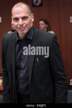 Bruxelles, BXL, Belgio. Il 27 giugno, 2015. Il Ministro greco delle finanze Yanis Varoufakis prima dell'Eurogruppo, i ministri delle finanze della moneta unica zona euro incontro sulla Grecia crisi alla sede centrale della Commissione europea in BrusselsAs Primo Ministro greco Alexis Tsipras spinge oggi per un referendum a scatto in Atene, zona euro i ministri delle finanze si incontrano di nuovo a Bruxelles per esaminare la sua richiesta di un'estensione della corrente bailout oltre il giugno 30. Credito: ZUMA Press, Inc./Alamy Live News Foto Stock
