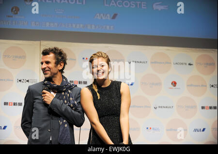 Direttore francese Eric Lartigau e francese attrice e cantante Louane Emera al French Film Festival in Tokyo, 26 giugno 2015. Foto Stock