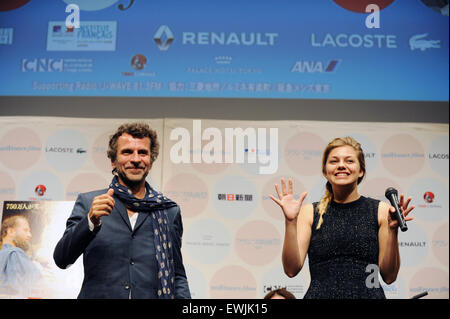 Direttore francese Eric Lartigau e francese attrice e cantante Louane Emera al French Film Festival in Tokyo, 26 giugno 2015. Foto Stock