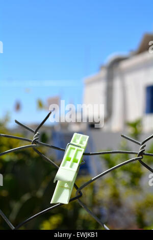 Close up di un verde pallido piolo di plastica attaccato a una catena recinto sull'isola greca di Mykonos Foto Stock
