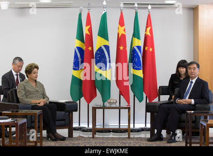 Brasilia, Brasile. Il 26 giugno, 2015. Il Presidente brasiliano Dilma Rousseff (anteriore, L) incontra cinese con il Vice Premier Wang Yang in Brasilia, Brasile, 26 giugno 2015. © Rong Hao/Xinhua/Alamy Live News Foto Stock