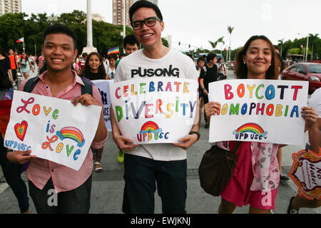 Manila, Filippine. Il 27 giugno, 2015. I partecipanti del Gay Pride marzo tenere poster di supporto della comunità LGBTQ nel Rizal Park di Manila. Migliaia di membri LBGTQ hanno marciato lungo Manila la principale arteria come essi celebrare Manila della ventunesima Gay Pride Parade. Credito: J Gerard Seguia/Pacific Press/Alamy Live News Foto Stock