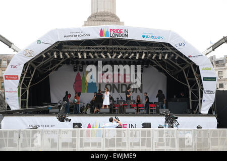 Londra, Regno Unito. Il 27 giugno 2015. Stage in Trafalgar Square per orgoglio a Londra. Credito: Keith Larby/Alamy Live News Foto Stock