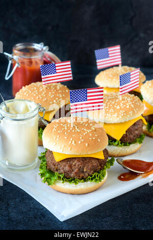 Mini carni bovine cheeseburger con bandierine americane sulla parte superiore,fuoco selettivo Foto Stock