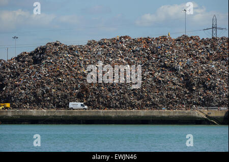 Rottami di metallo e recyclables impilati pronti per il trasporto su navi da Southampton docks Foto Stock