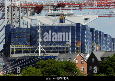 La CMA CGM Kerguelen il terzo contenitore più grande nave al mondo come del 2015 ancorata a Southampton Foto Stock