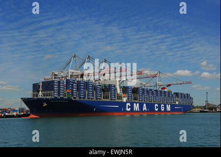 La CMA CGM Kerguelen il terzo contenitore più grande nave al mondo come del 2015 ancorata a Southampton Foto Stock