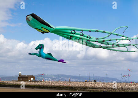 Morecambe, Lancashire, Regno Unito 27 Giugno, 2015. Catturare il vento il Kite Festival un festival annuale sul lungomare di Morecambe, quando per tutta la giornata i cieli sono pieni delle più spettacolari forme, colori e le creazioni. In primo piano sono state singola linea aquiloni di tutti i tipi e dimensioni, incluso un massiccio 30 metri lungo il polpo gonfiabile, battenti cavalli, cani e anche pesce. Plus 2-line e 4-line stunt kites. Credito: Mar fotografico/Alamy Live News Foto Stock