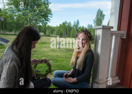 Gli adolescenti svedese rendendo la tradizionale festa di mezza estate omaggio floreale. Foto Stock